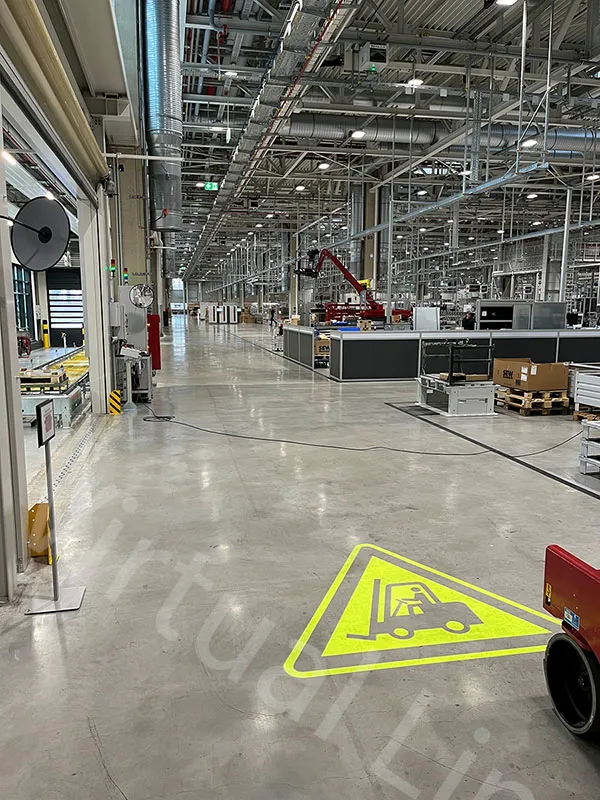 Staplerverkehr-Hinweis-helle-Lichtverhältnisse